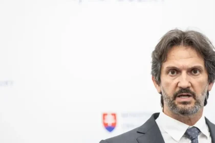 Kaliňákova miliarda eur ide na projekty nesúvisiace s obranou, tvrdí PS