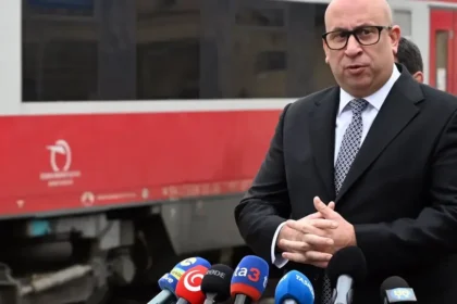 Klamal minister Ráž v priamom prenose? Železničiari popierajú dohodu o platoch