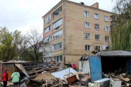 Kyjev zasiahnutý balistickými raketami, hlásených najmenej šesť zranených
