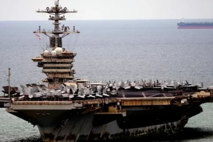 Loď USS Abraham Lincoln sa vrátila do San Diega po ôsmich pokusoch o samovraždu