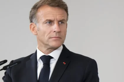Macron neprijal demisiu ministra vnútra, po protestoch hovorí o vážnych zlyhaniach