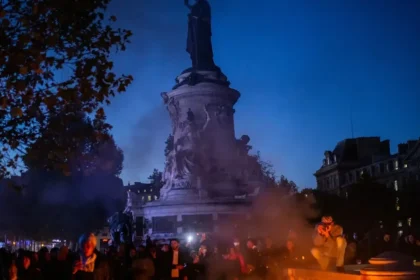 Macron po násilných protestoch sľubuje tvrdý postup, zadržali takmer 2 400 ľudí