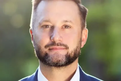 Matúš Vallo má podľa exit pollu obhájiť post bratislavského primátora