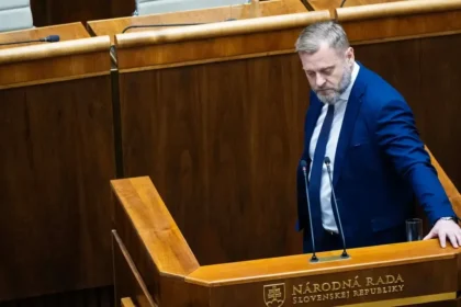 Minister vnútra ohlásil rast platov, SaS vidí predvolebnú rozdávačku