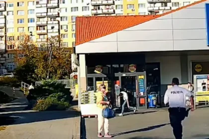 Mladík sa v Lučenci vytrhol pracovníčke SBS. Polícia zverejnila zábery zásahu