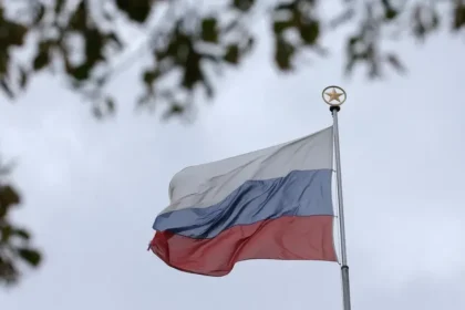 Moskva hrozí Kyjevu masívnymi útokmi, diplomatov vyzýva na odchod