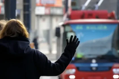 Muž v Bratislave napadol študentov medicíny čakajúcich na autobus po útoku v Staškove