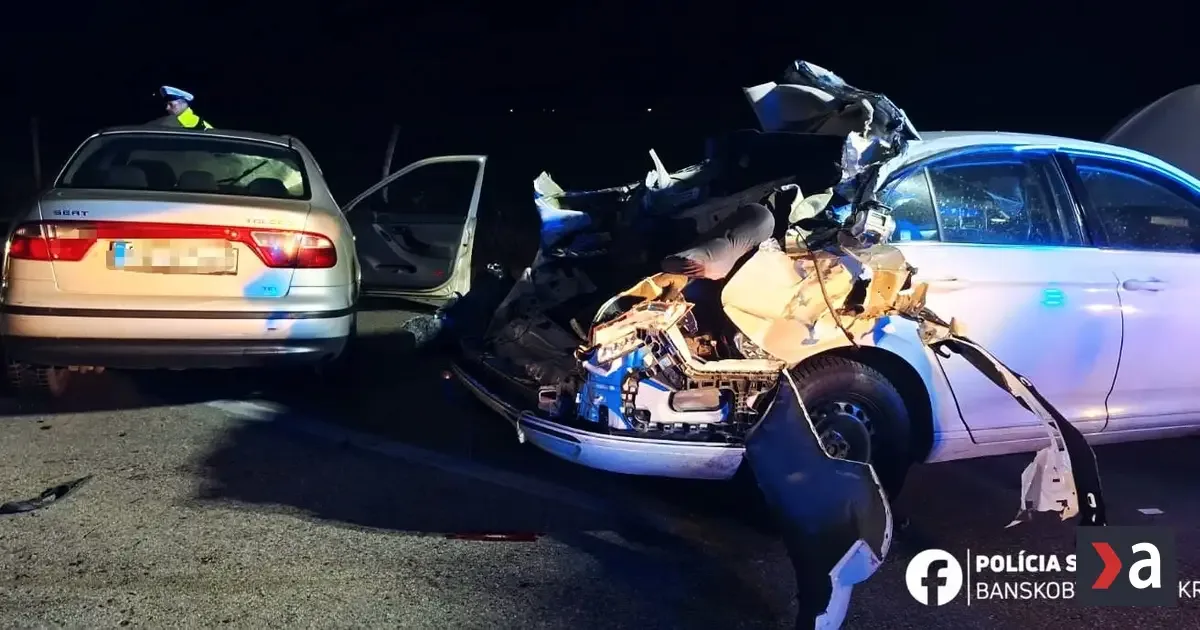 Muža pri odstavenom vozidle pri Revúcej zabilo osobné auto