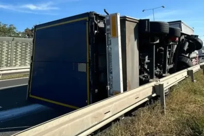 Na diaľnici D1 smerom do Trnavy sa zdržíte. Prevrátil sa kamión a doprava je obmedzená.