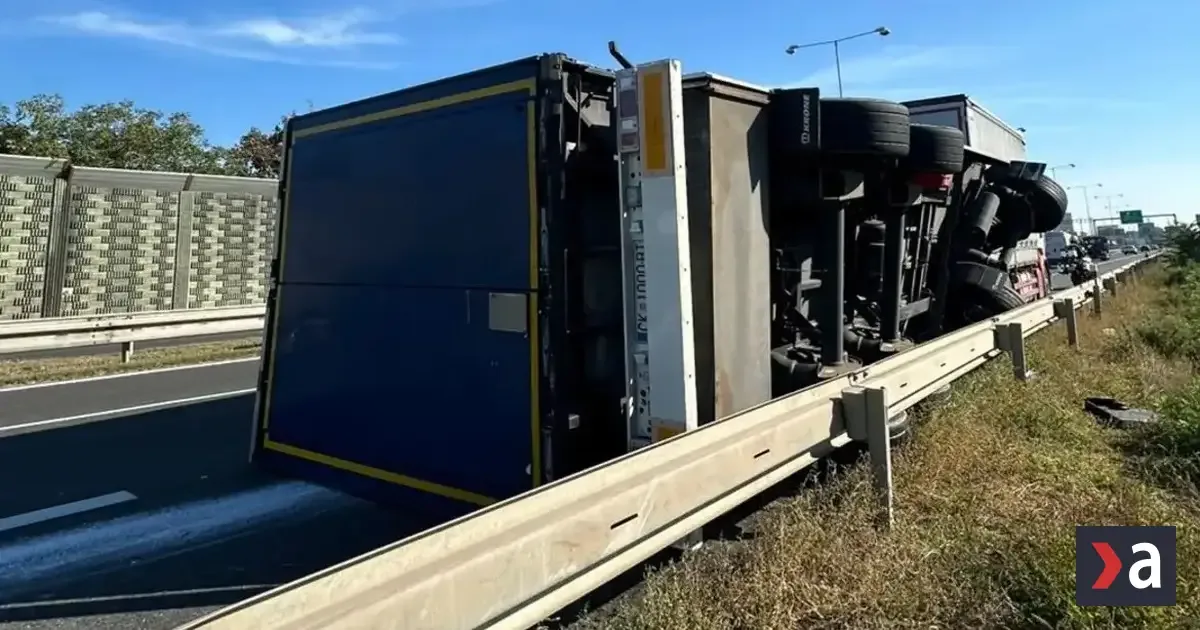 Na diaľnici D1 smerom do Trnavy sa zdržíte. Prevrátil sa kamión a doprava je obmedzená.