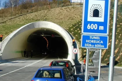 Nehoda uzavrela cestu I/11 pred tunelom Horelica v Čadci