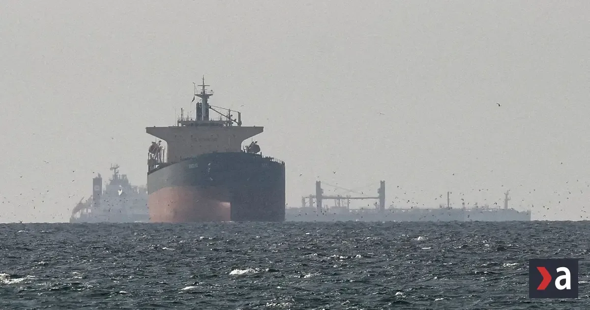Neznámy projektil zasiahol tanker pri Saudskej Arábii, posádka sa evakuovala