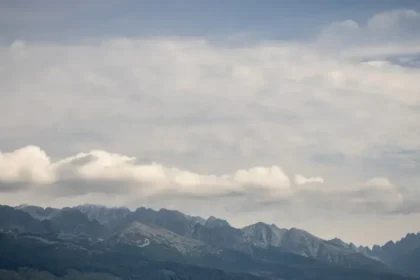 Noc prinesie mráz do dolín a husté hmly. Kde teploty klesnú pod nulu a zosilnie vietor?