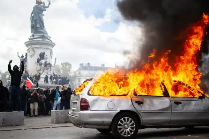 Paríž predlžuje zákaz vychádzania na dnešnú noc a sprísňuje pravidlá pre protesty