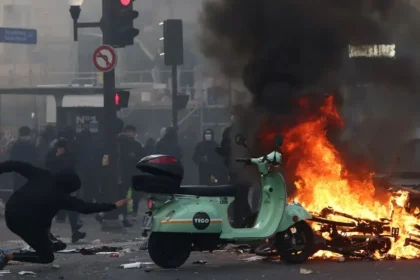 Paríž predlžuje zákaz vychádzania, polícia sa chystá na ďalšie protesty