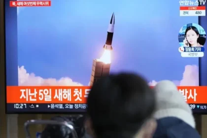 Pchjongjang opäť skúšal rakety, ďalší projektil letel do Východného mora