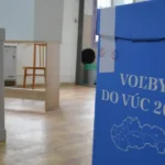 Policajti zadržali pri parkovisku trojicu podozrivých z korupcie