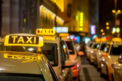 Polícia kontrolovala taxislužby, našla stovky priestupkov a podozrenia z nelegálnej práce