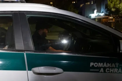 Polícia vyšetruje volebnú korupciu na východe. Mali ponúkať peniaze i alkohol