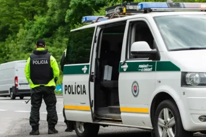 Polícia vzala do väzby mladíka, ktorý sa pred školou vyhrážal dievčine nožom