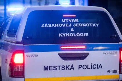 Polícia zasahovala pri bytovke v Považskej Bystrici, našli muža s poraneným krkom