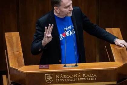 Politikom by mohli znížiť platy o polovicu, ak je štát v strate. Návrh ide do parlamentu