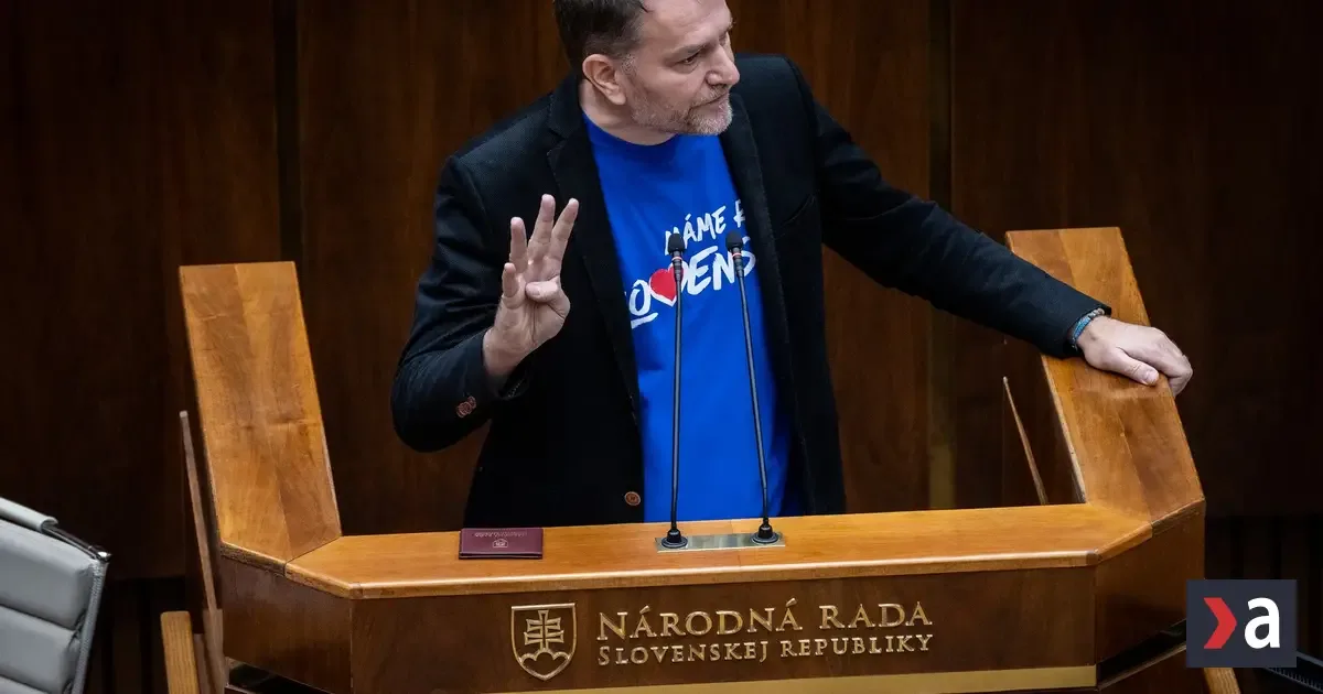 Politikom by mohli znížiť platy o polovicu, ak je štát v strate. Návrh ide do parlamentu