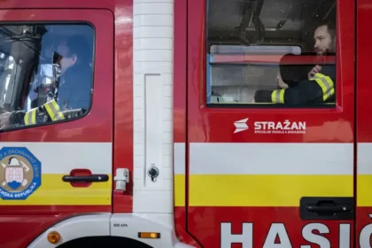 Požiar bytu na prešovskom sídlisku Sekčov: Na mieste zasahujú hasiči