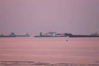 Požiar na tankeri po útoku v Hormuzskom prielive, posádka bez zranení