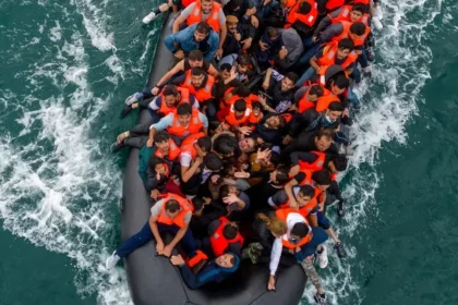 Pri africkom východnom pobreží sa potopil migrantný čln, viac ako sto obetí