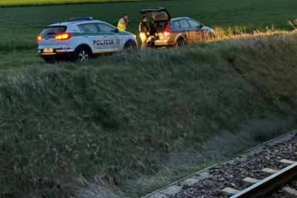 Pri Košiciach sa zrazil vlak s osobou, cestujúci musia počítať s meškaním