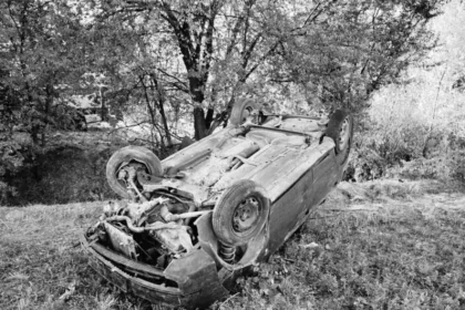 Pri Štítniku objavili prevrátené auto, osoba bez známok života, polícia na mieste