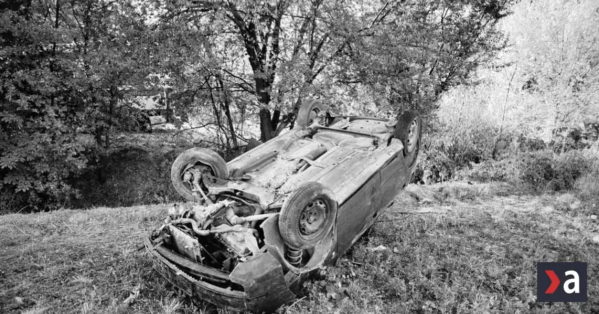 Pri Štítniku objavili prevrátené auto, osoba bez známok života, polícia na mieste