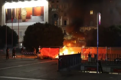 Protestujúci zaútočili kameňmi na policajtov, metro Duomo v Miláne je zatvorené