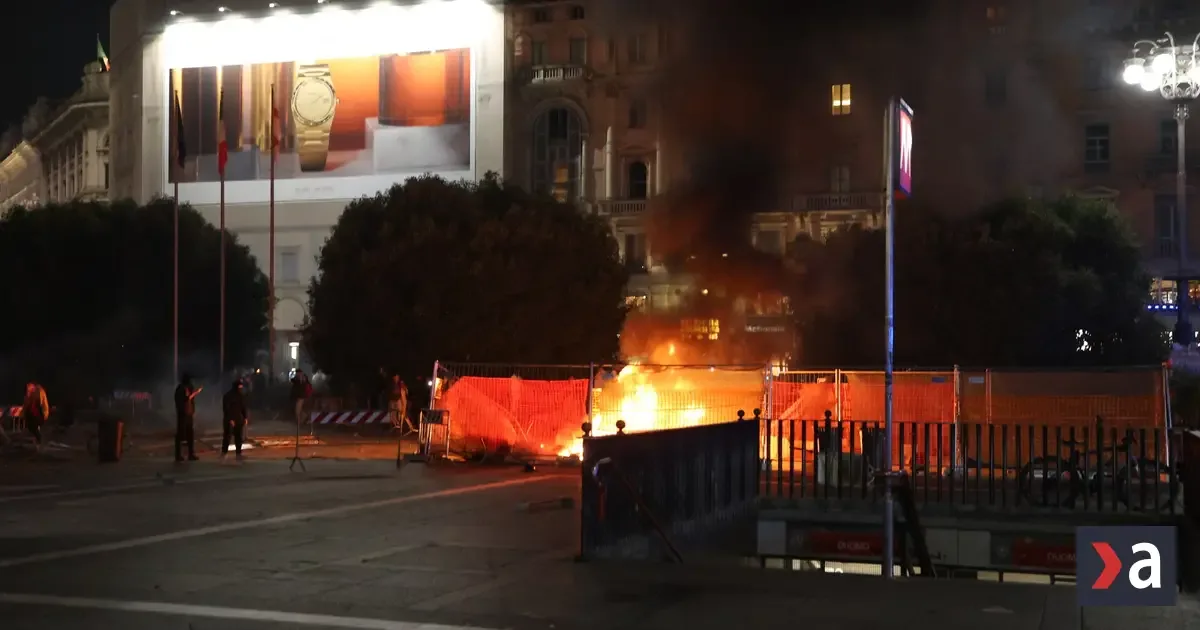 Protestujúci zaútočili kameňmi na policajtov, metro Duomo v Miláne je zatvorené