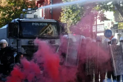 Protesty proti albánskej vláde sa vyostrujú, študenti zaútočili na ministerstvo školstva