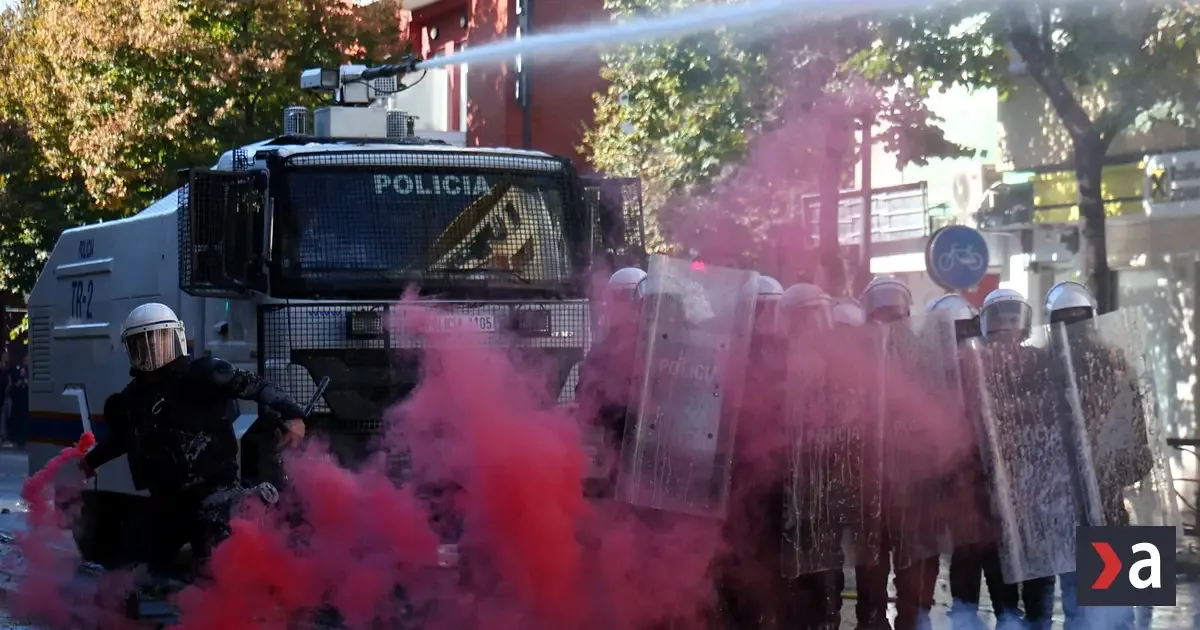 Protesty proti albánskej vláde sa vyostrujú, študenti zaútočili na ministerstvo školstva
