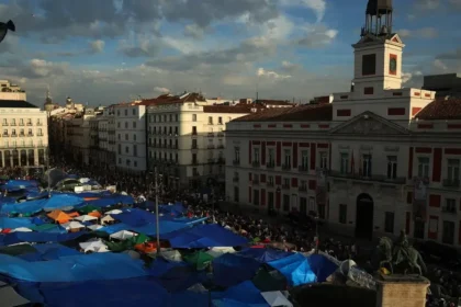 Protesty v Madride a viac ako 50 španielskych mestách pre drahé bývanie a politické spory