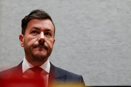 Rakúsky súd povolil Benkovi domáce väzenie s monitorovacím náramkom