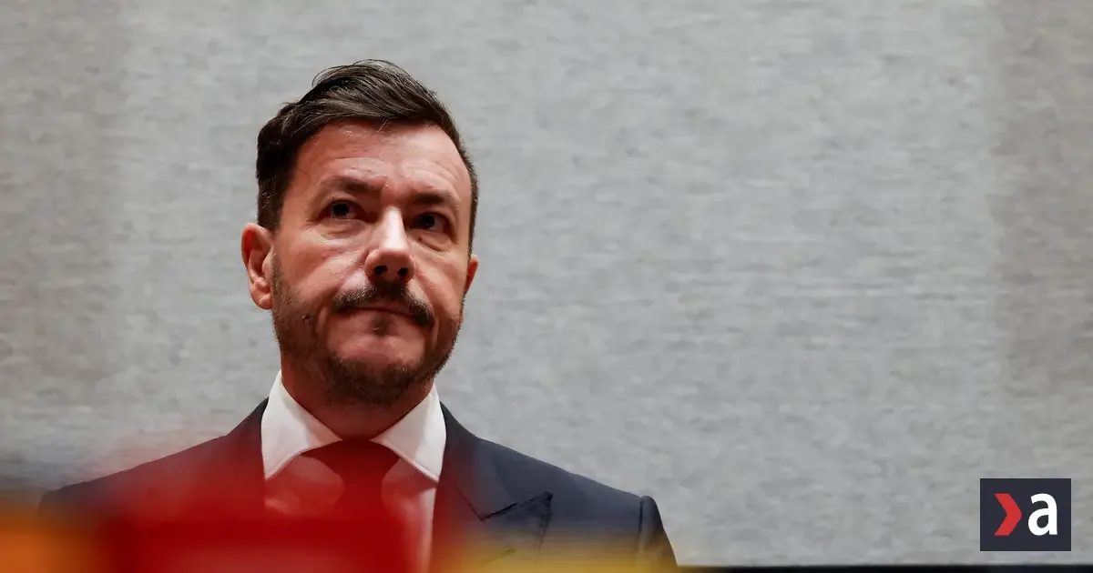 Rakúsky súd povolil Benkovi domáce väzenie s monitorovacím náramkom