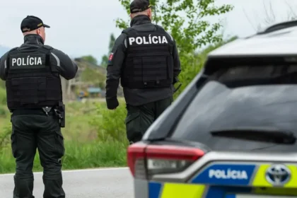Ranná zrážka kamióna a dodávky pri Lade: cesta je neprejazdná
