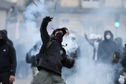 Rekordný počet zadržaných po protestoch vo Francúzsku, stovky ľudí zostávajú vo väzbe