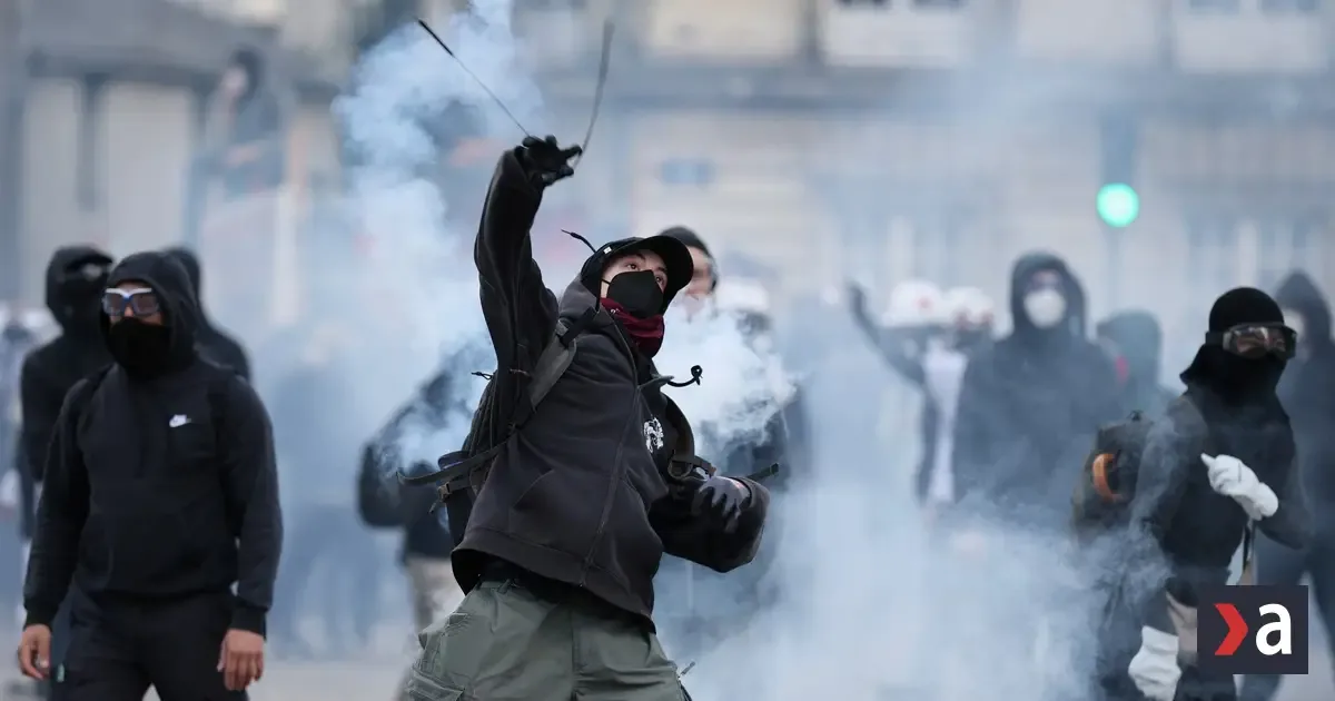 Rekordný počet zadržaných po protestoch vo Francúzsku, stovky ľudí zostávajú vo väzbe
