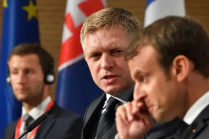 Robertovi Ficovi zrejme všetko zničí Emmanuel Macron alebo Donald Trump