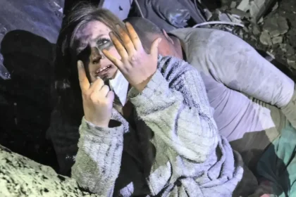 Rusko zasiahlo Záporožie navádzanými bombami, medzi siedmimi obeťami sú tri deti.