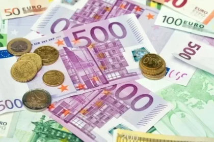 Seniorka vyhodila z okna tašku s 10-tisíc eurami, podvodník sa vydával za jej vnuka