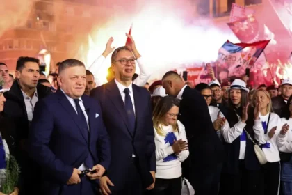 Srbský prezident má záľubu v Robertovi Ficovi. Študenti sa búria proti smerovaniu krajiny