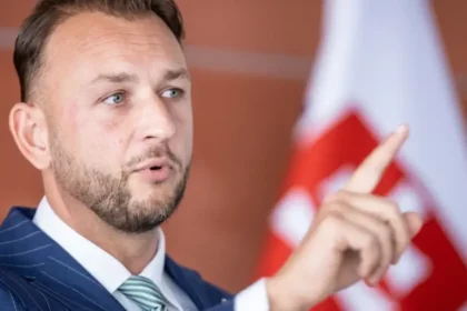 Šutaj Eštok vyzval voličov, aby prišli k urnám. V Košickom kraji podporil Igora Šimka