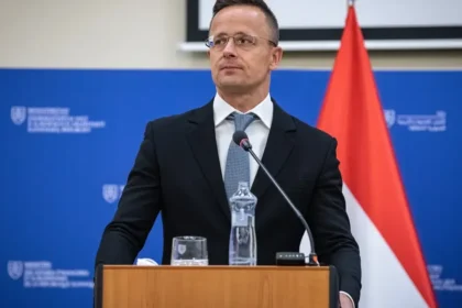 Szijjártó pomáhal dostať BYD do Maďarska, prijal tam funkciu, čelí vypočúvaniu