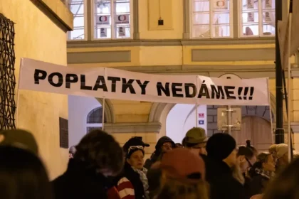 Tisíce ľudí zaplnili Staromestské námestie, protestovali za nezávislosť médií